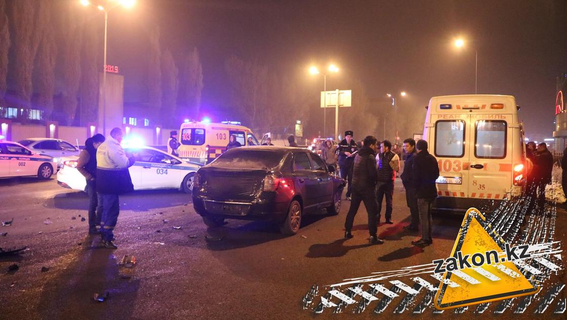 Разбросало в разные стороны: двух пешеходов сбили в Алматы (фото, видео)