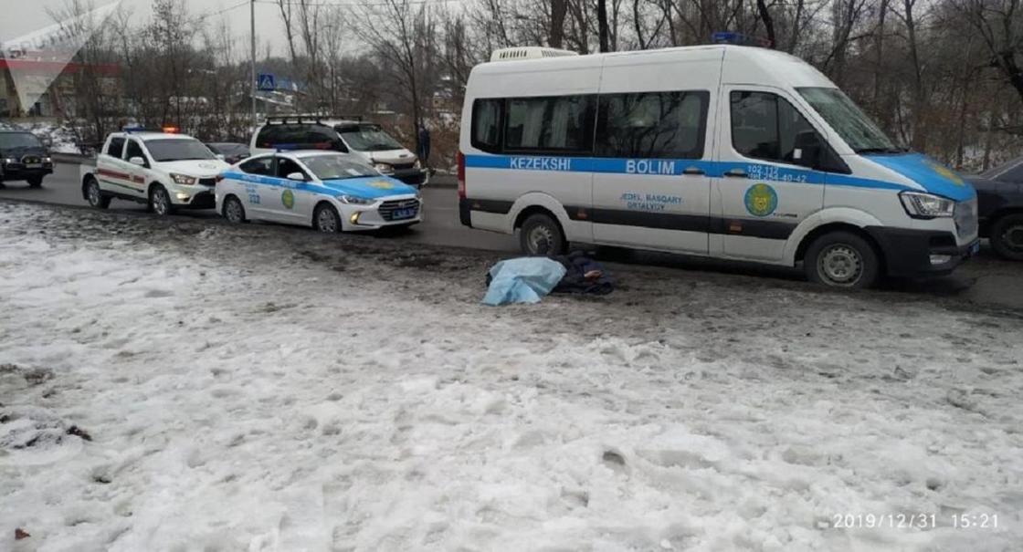 Пассажирский автобус насмерть сбил пешехода в Алматы (фото)
