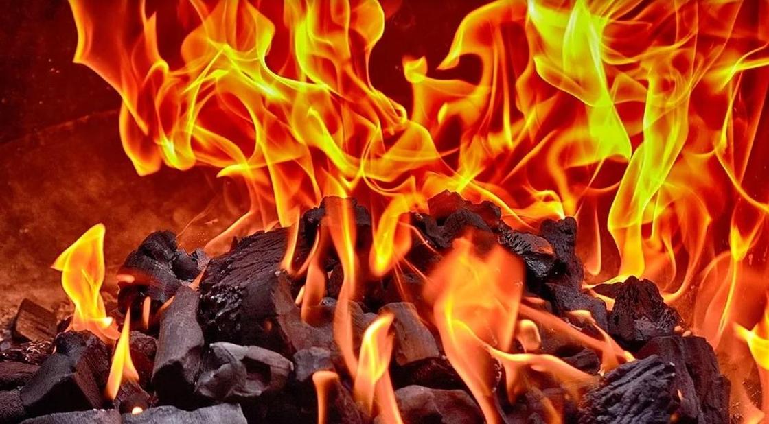 Жігіт бұрынғы әйелінің үйін өртеп, жалынның жанында суретке түскен Жігіт бұрынғы әйелінің үйін өртеп, жалынның жанында суретке түскен
