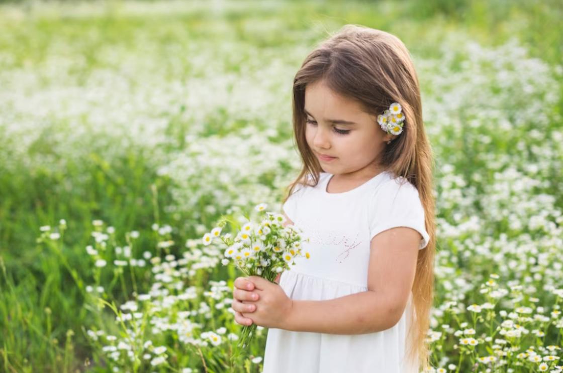 Девочка с букетом на цветочном поле