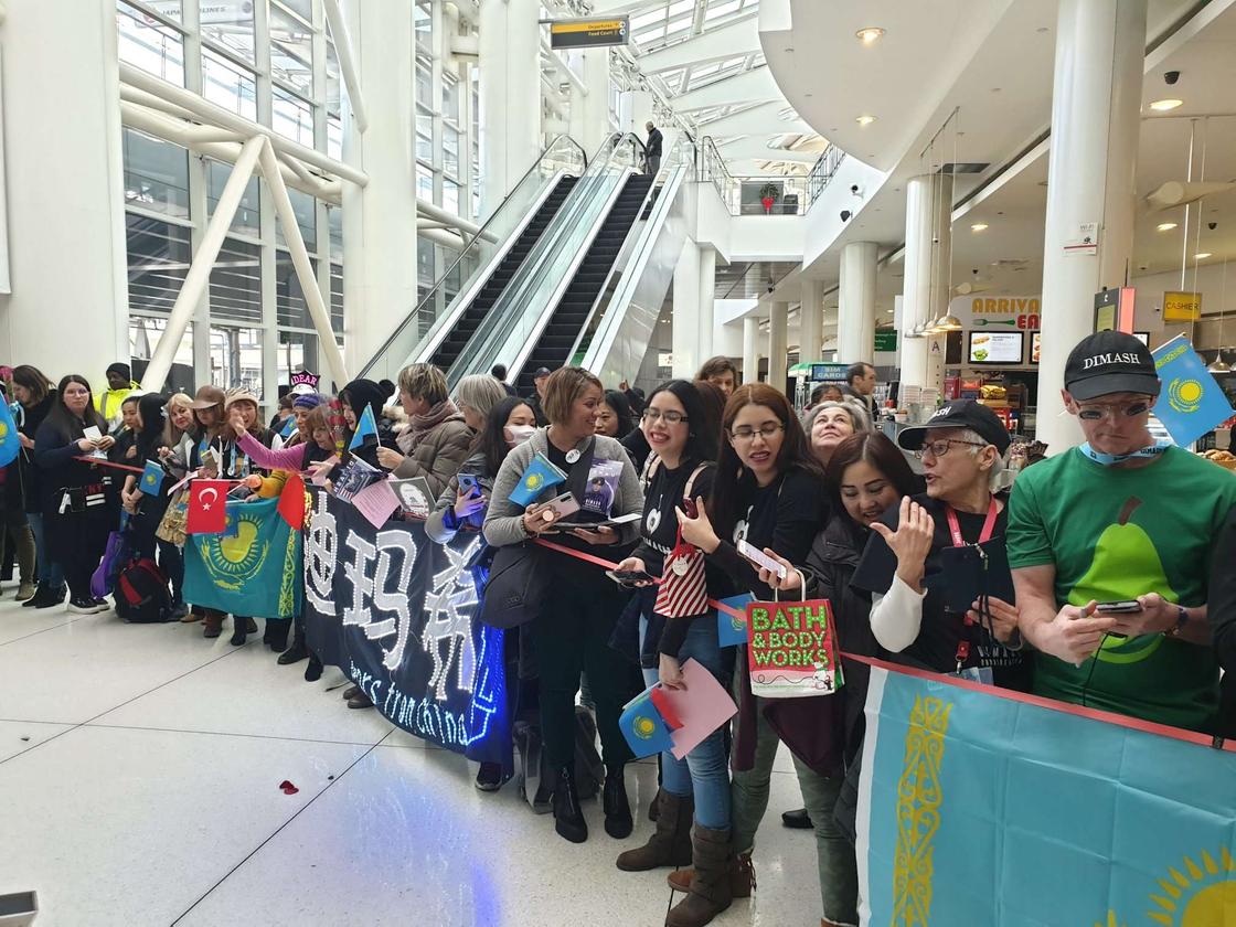 Толпа фанатов встретила Димаша Кудайбергена в аэропорту Нью-Йорка (фото)