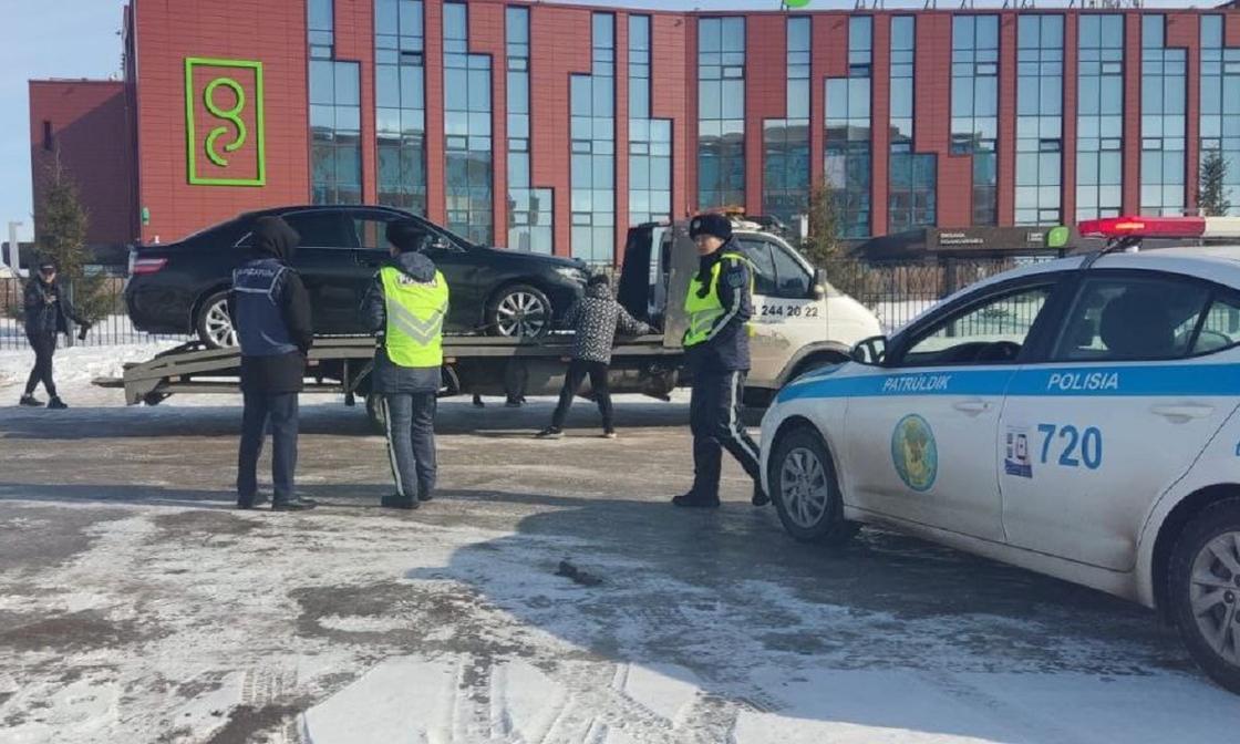 Полицейские изымают автомобиль в Астане