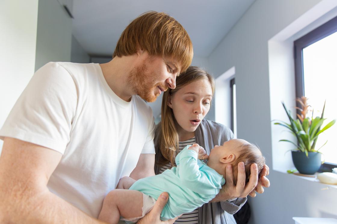 Родители с младенцем Родители с младенцем