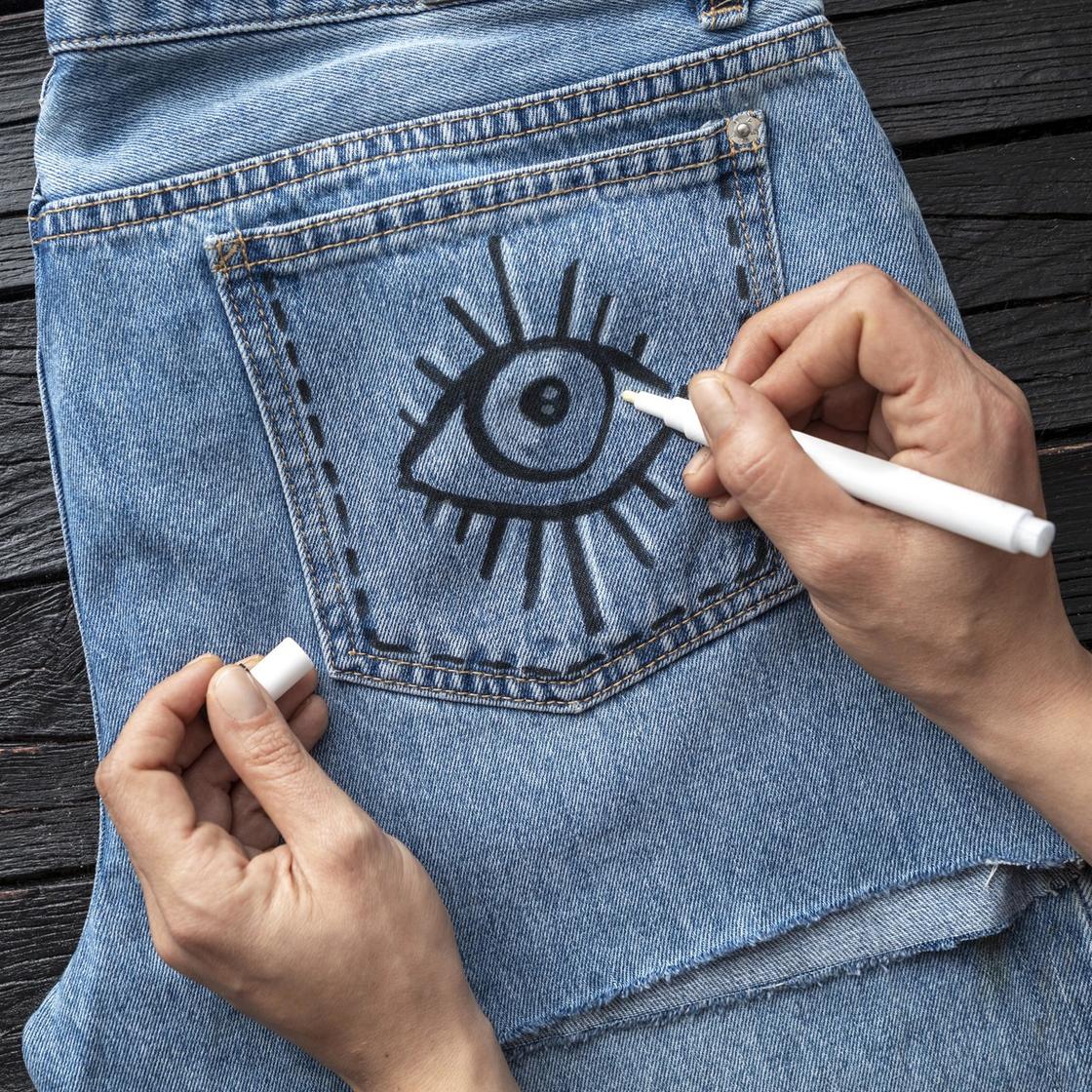 На джинсах рисуют маркером глаз