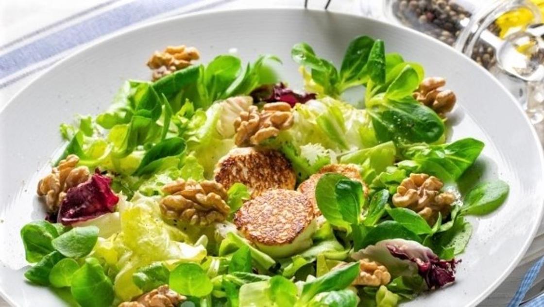 Салат с жареным козьим сыром Салат с жареным козьим сыром