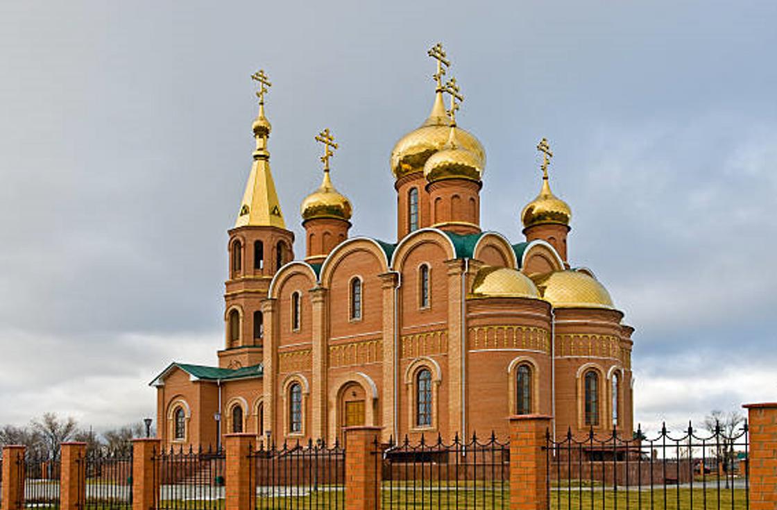 Православный храм из красного кирпича