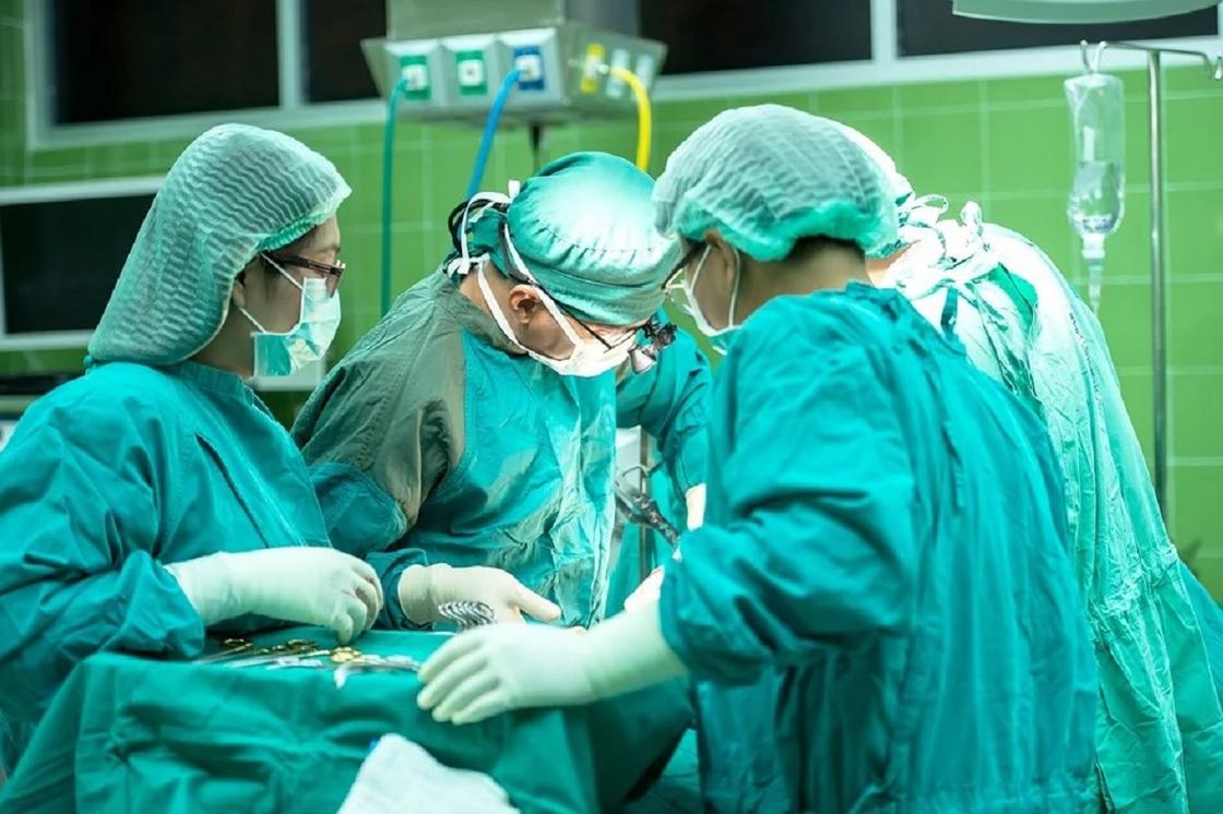 Двое больных коронавирусом находятся в крайне тяжелом состоянии в Алматы
