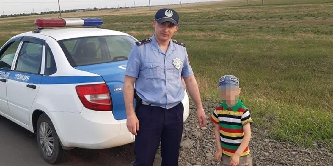 Полицейлер СҚО жолында қараусыз қалған бес жасар баланы тапты Полицейлер СҚО жолында қараусыз қалған бес жасар баланы тапты