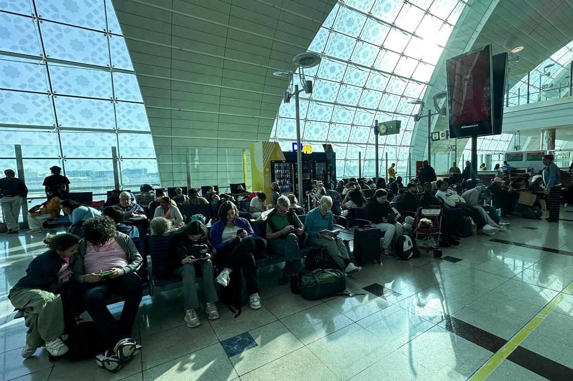 Пассажиры в аэропорту Дубая