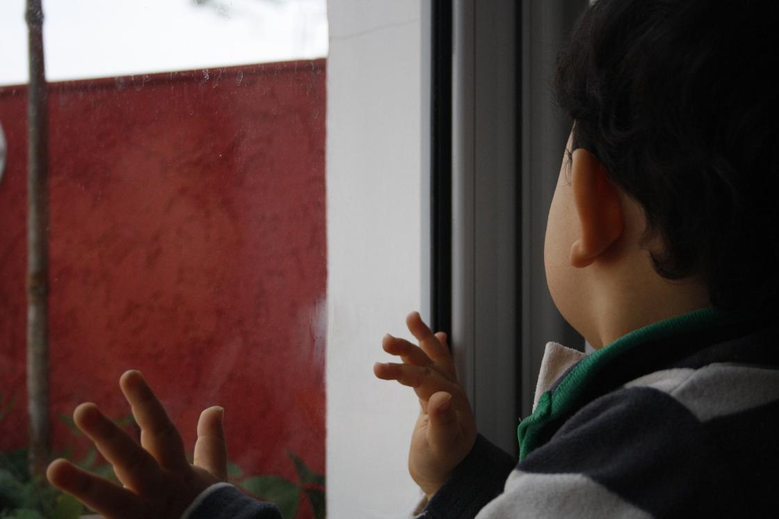 Ребенок выпал из окна 4 этажа и чудом остался жив в Атырауской области