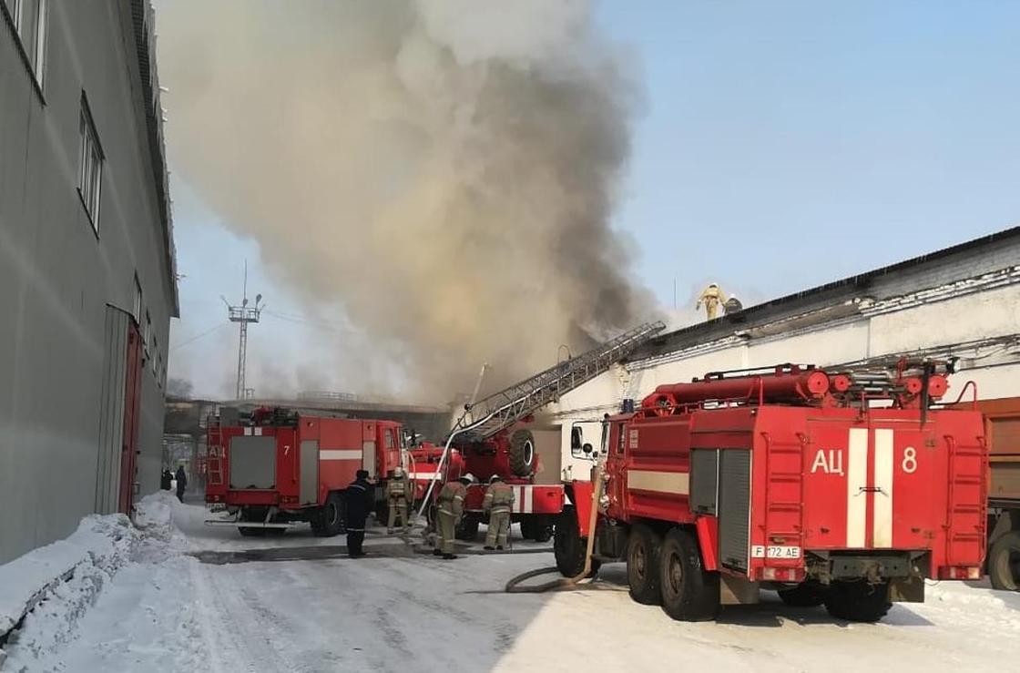 Маслозавод горит в Усть-Каменогорске