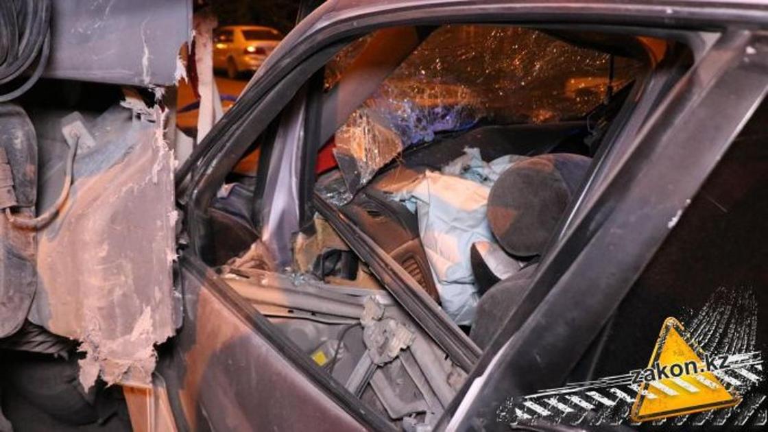 Два грузовика и легковушка столкнулись в Алматы (фото, видео) Два грузовика и легковушка столкнулись в Алматы (фото, видео)
