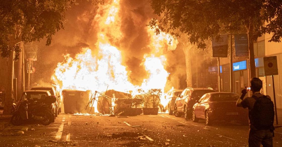 Протесты в Барселоне: демонстранты поджигают машины и строят баррикады