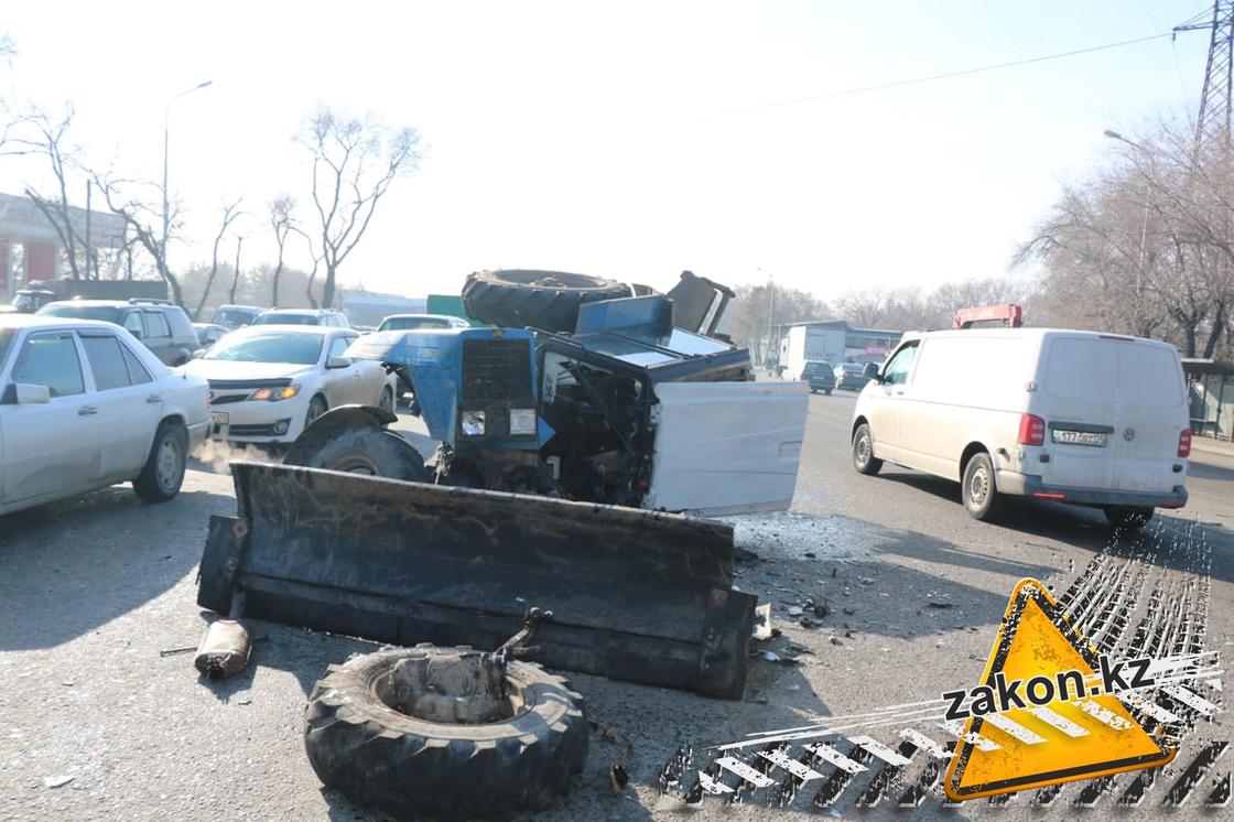 Трактор разорвало на две части в ДТП в Алматы (фото) Трактор разорвало на две части в ДТП в Алматы (фото)