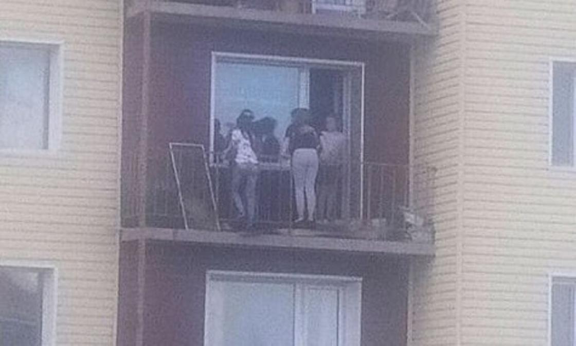 "Ремня бы": опасные развлечения на балконе устроили дети в Сарани (фото)