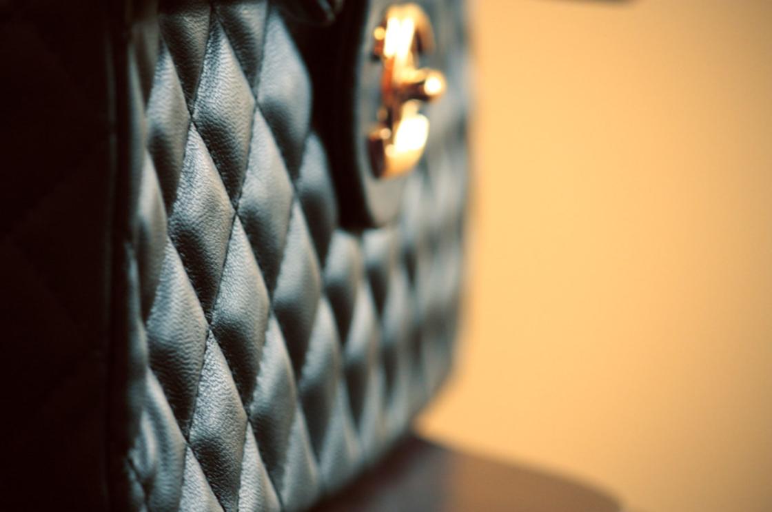 Стеганная поверхность классической сумки Коко Шанель