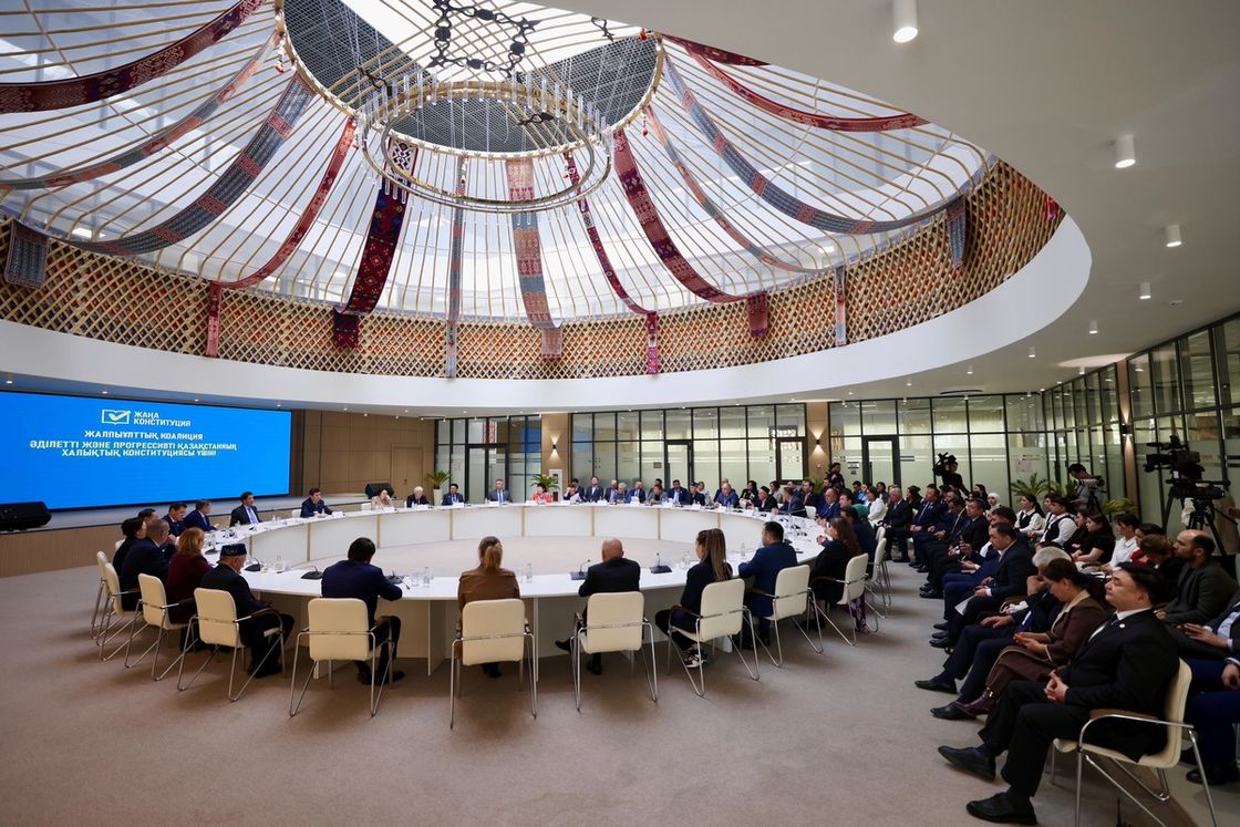 Встреча с общественностью в конгресс-холле Туркестана