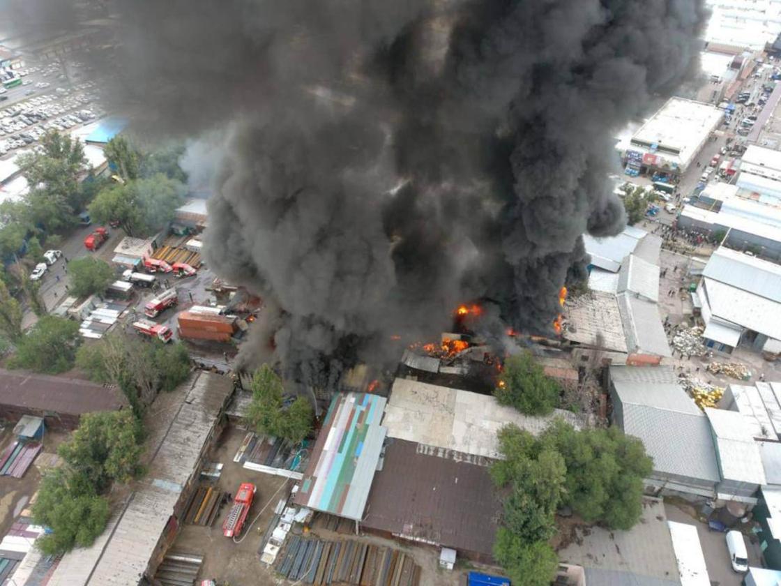 Пожар на барахолке в Алматы