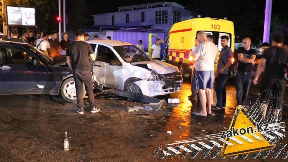 Не поделили перекресток: 3 человека пострадали в ДТП в Алматы (фото) Не поделили перекресток: 3 человека пострадали в ДТП в Алматы (фото)