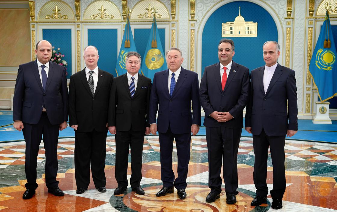 Назарбаев вручил верительные грамоты иностранным послам
