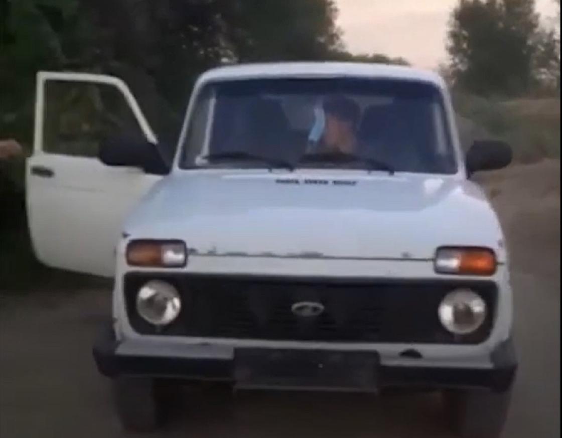 Сельчане задержали несовершеннолетнего за рулем в Алматинской области (видео)