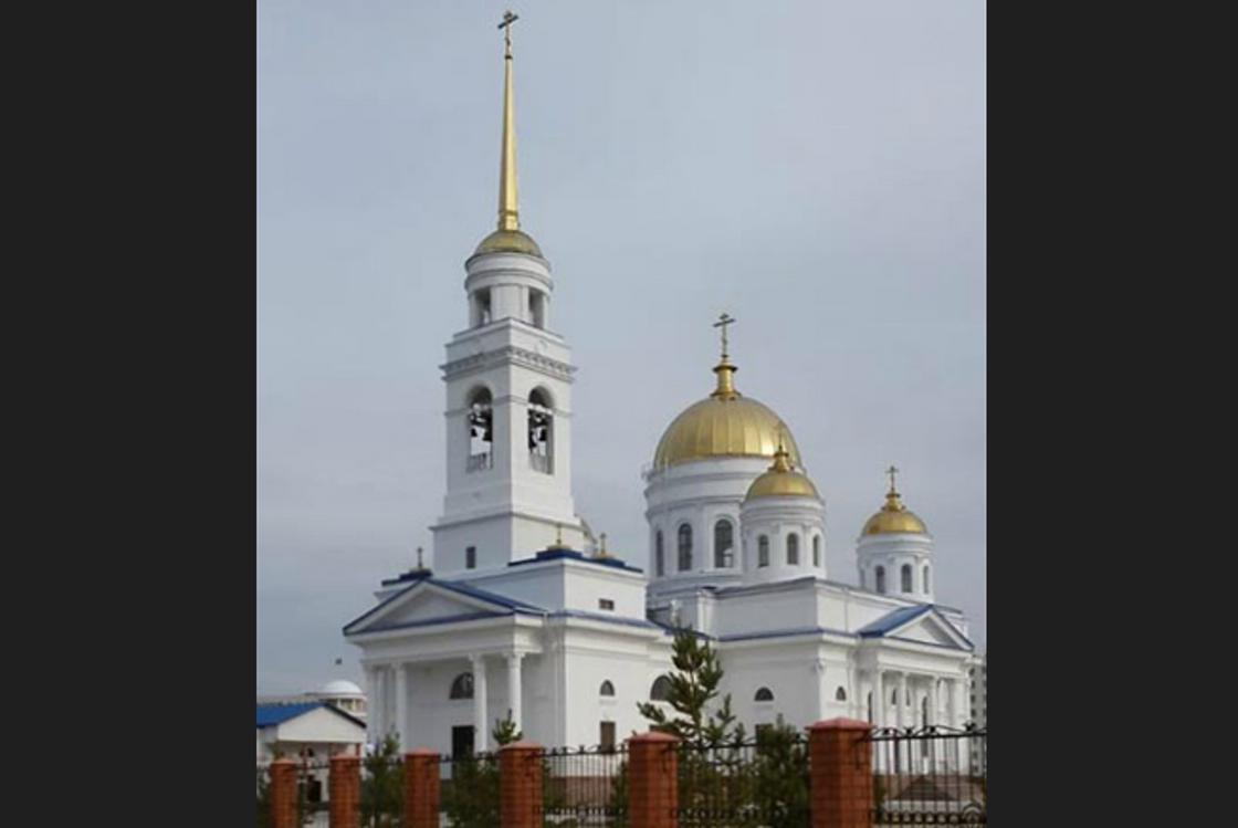 Храм с позолоченными куполами и колокольня