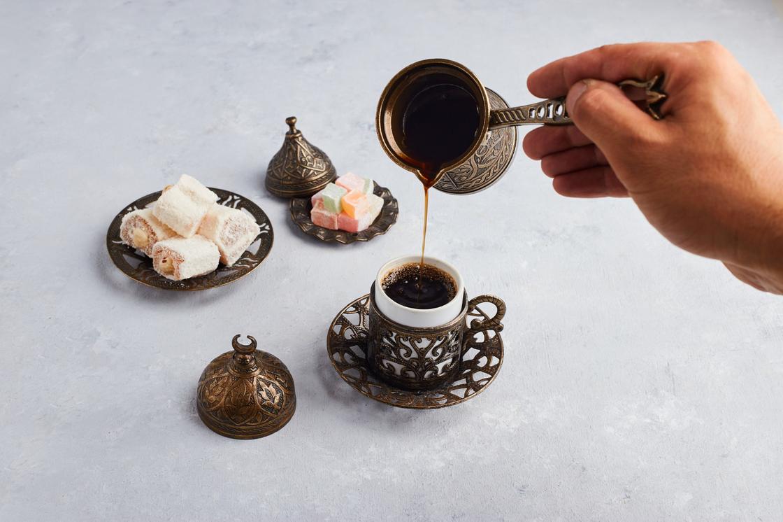 Кофе наливают из турки в чашку