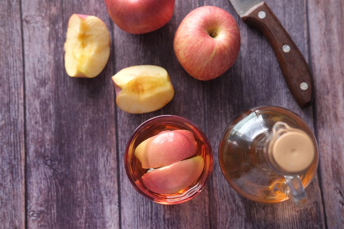 Яблоки, нож и яблочный уксус