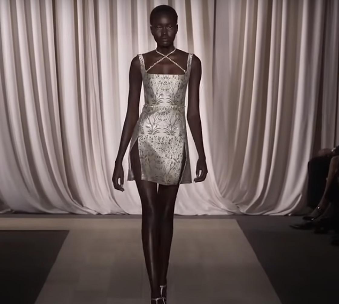 Модель демонстрирует серебристое короткое платье платье Giambattista Valli