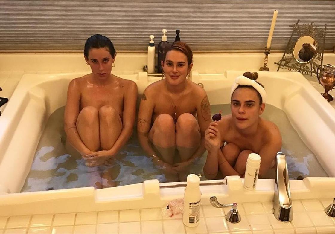Дочки Брюса Уиллиса и Деми Мур отметили Новый год голыми в ванне