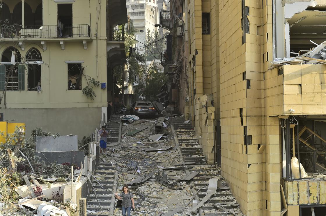 Взрыв в порту уничтожил половину Бейрута (фото)
