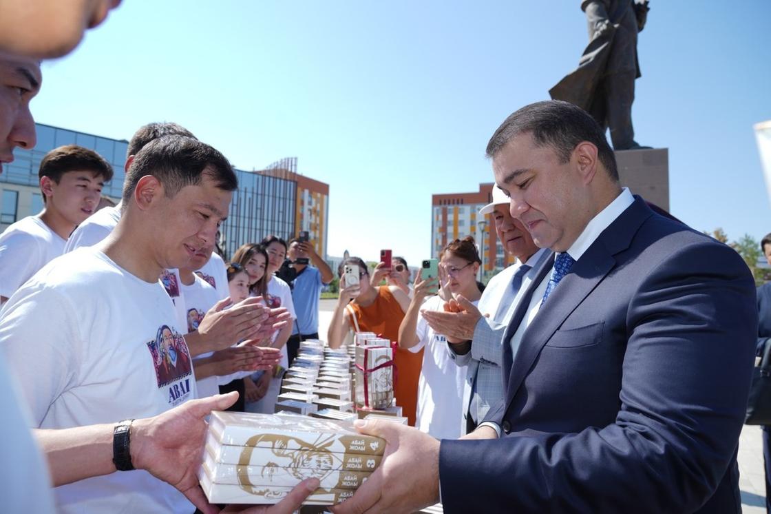 Түркістанда Абайдың 180 жылдығына орай жастар мен тұрғындарға “Абай жолы” романы таратылды