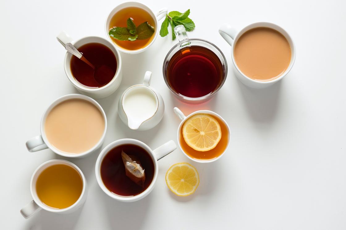 Чашки с разными видами чая