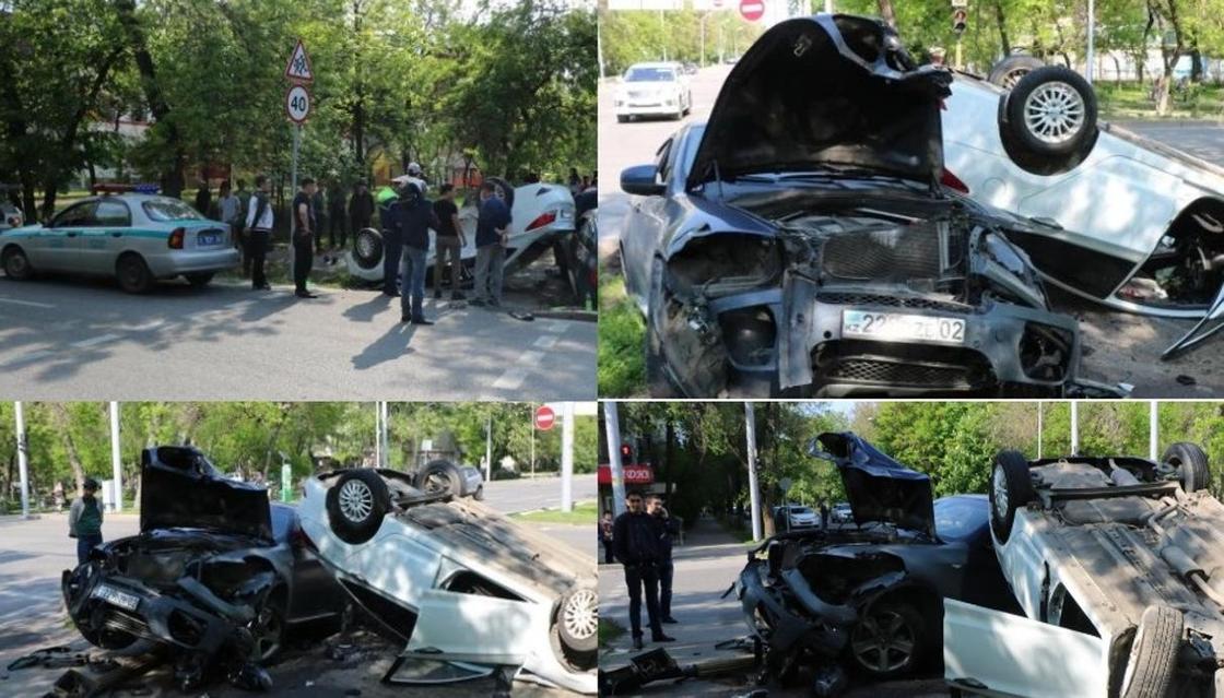 ДТП в Алматы: один автомобиль снес светофор, другой перевернулся на крышу (фото)