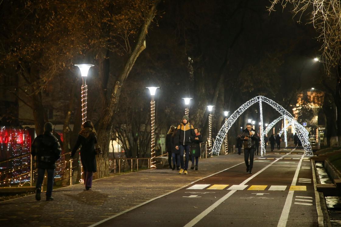 Энергосберегающее освещение устанавливают на 200 улицах Алматы (фото)