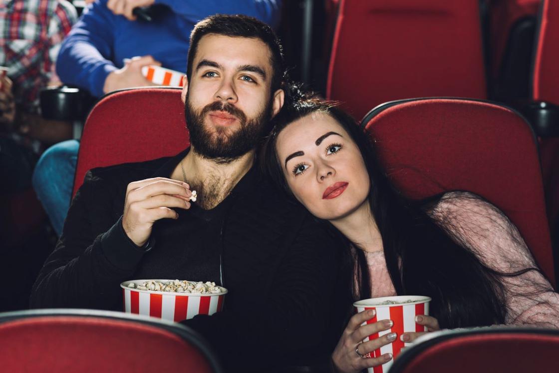 Мужчина и женщина в кинотеатре