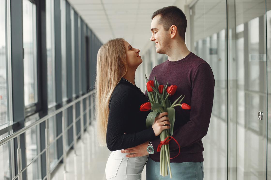 Влюбленная пара с букетом тюльпанов