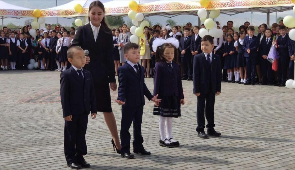 Сагинтаев поздравил алматинских школьников с Днем знаний (фото)