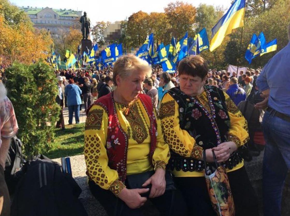 Тысячи националистов вышли на акцию против Зеленского, пока он в Донбассе