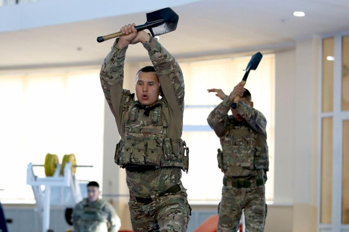Военные тренируются армейскому бою
