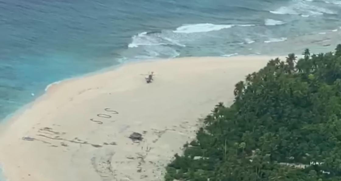Троих мужчин спасли благодаря надписи «SOS» на необитаемом острове (видео)