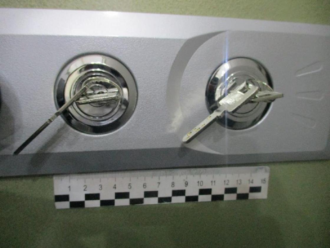 Ключи в замке сейфа в доме в Усть-Каменогорске