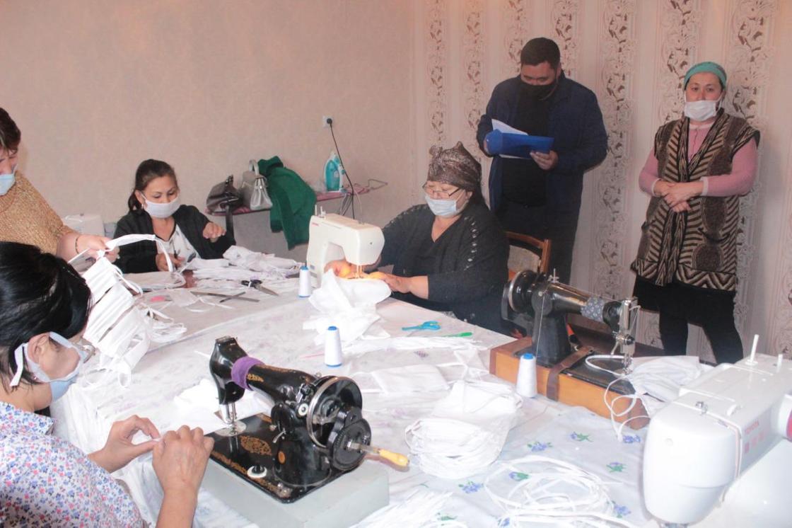 Учителей Туркестанской области заставляли шить маски