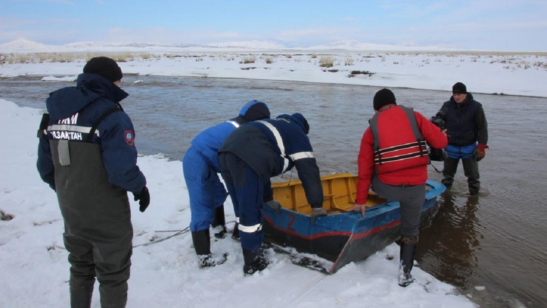 Рыбаков унесло на льдине в открытое озеро Балхаш
