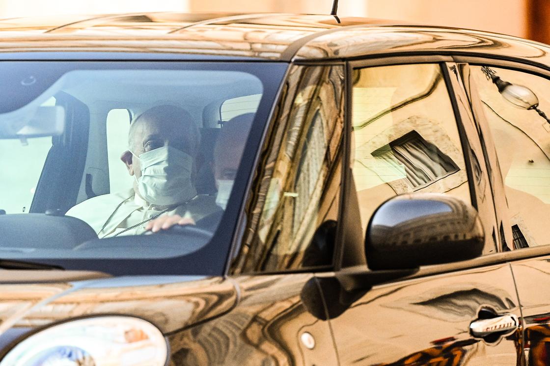 Папа римский Франциск на заднем сидении авто