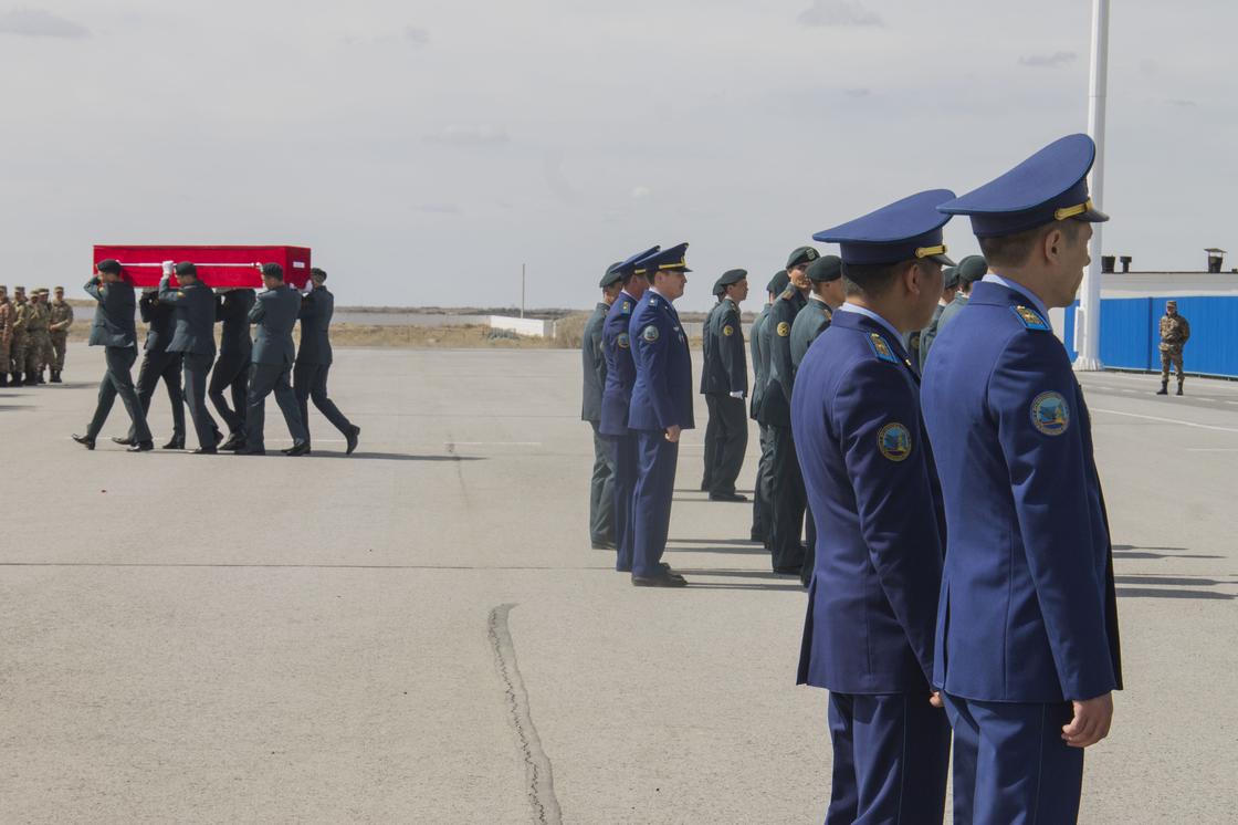Погибших летчиков проводили в последний путь в Кызылорде (фото)