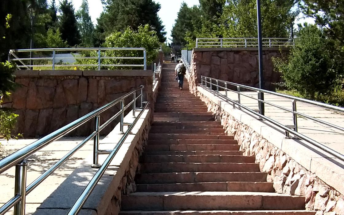 "Вверх 856 ступеней, вниз - 847": как в Алматы ремонтируют лестницу здоровья на Медеу