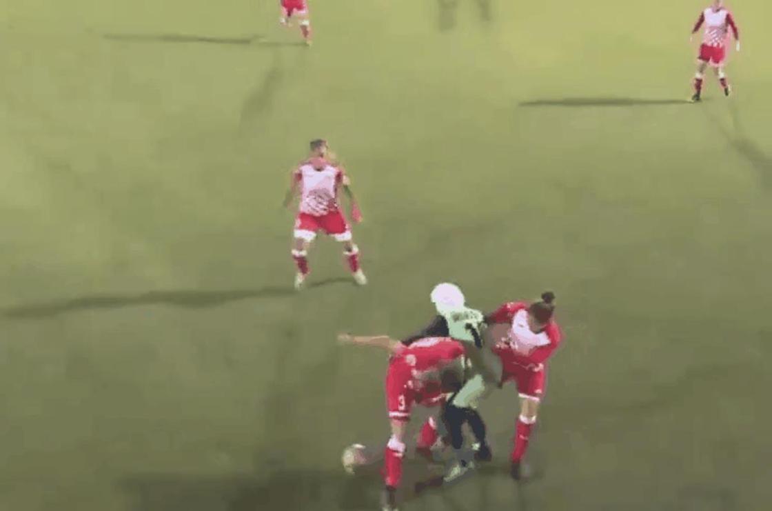 Хиджаб слетел с футболистки во время матча: соперницы прикрыли ее собой (видео)