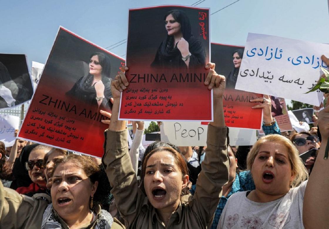 Десятки тысяч людей вышли на улицы с портретами Махсы Амини, требуя смены режима