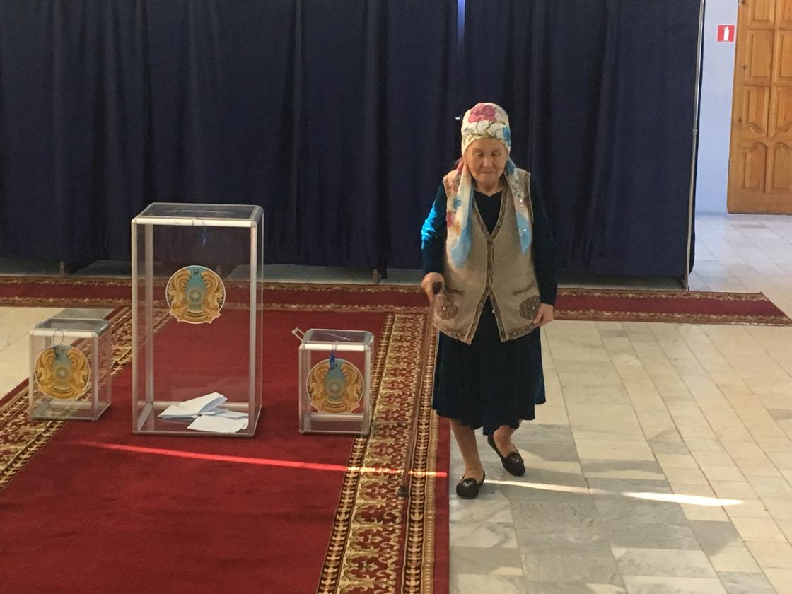 Выборы президента начались в Казахстане